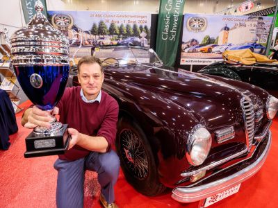 Ein großer Pokal für einen kleinen Sportwagen 