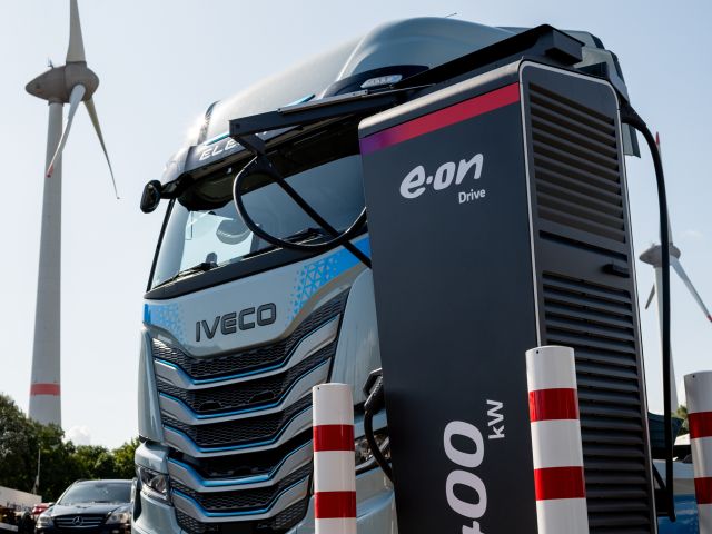 Eon betreibt ersten deutschen Ladestandort für E-Lkw am Hamburger Hafen - Bild 1