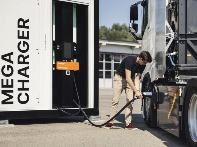 Elektro-Lkw lädt mit über 1,1 Megawatt - Bild 1