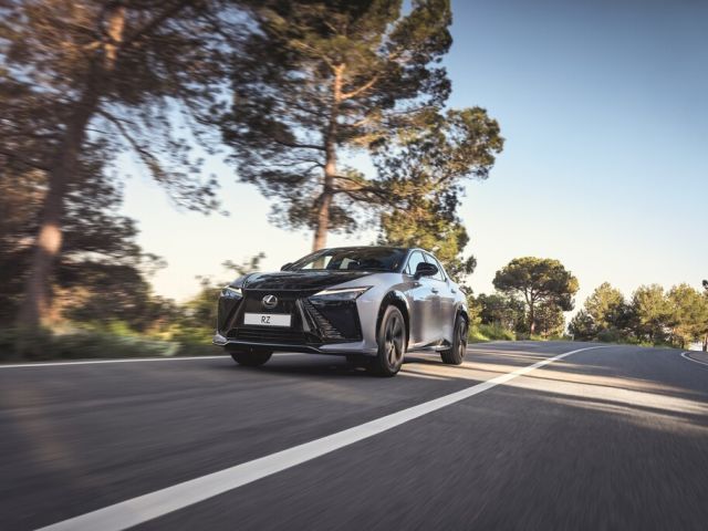 Der Lexus RZ 550e F Sport simuliert Gangwechsel - Bild 1