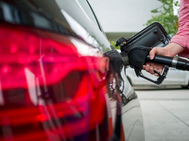 ADAC-Analyse: Österreich-Modell verteuert Tanken erheblich - Bild 1