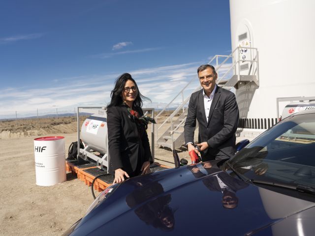 Porsche nimmt e-Fuel-Anlage in Betrieb - Bild 1