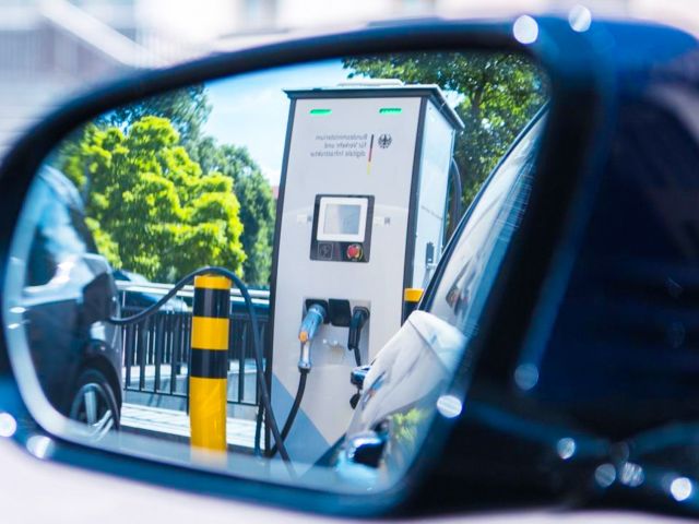 KPMG-Studie mit Führungskräften: Kalte Dusche für Elektroautos - Bild 1