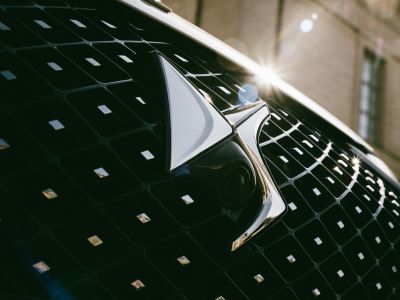 „DS Automobiles“ unter der Pyramide in Stein gemeißelt