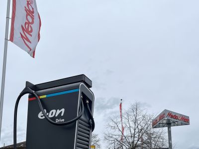 Eon stattet Media Markt Saturn mit Schnellladesäulen aus