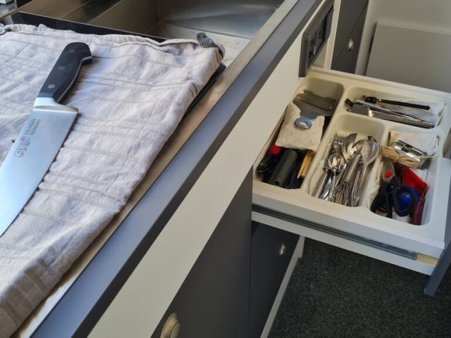 Sind Küchenmesser während der Fahrt in der Besteckschublade sicher? - Bild 1