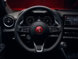 Alfa Romeo bringt Luna Rossa vom Wasser auf die Straße - Bild 20