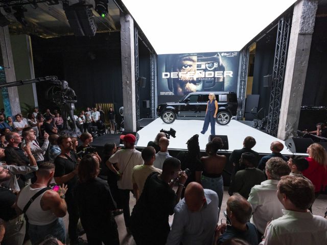 Defender geht unter die Rugby-Spieler - Bild 1