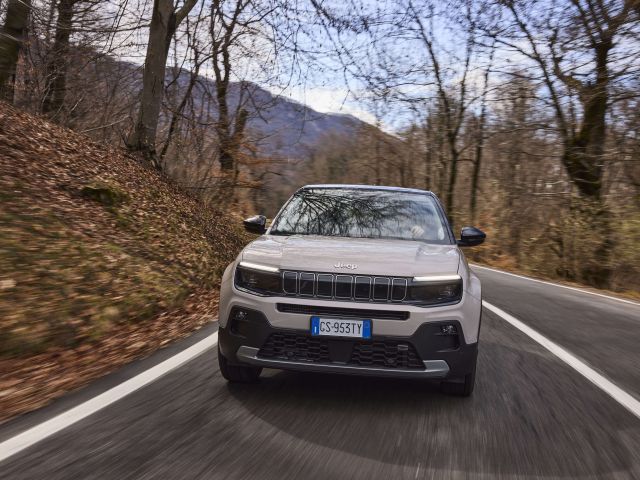 Fahrbericht Jeep Avenger e-Hybrid: Eine Brücke zur Elektromobilität - Bild 1