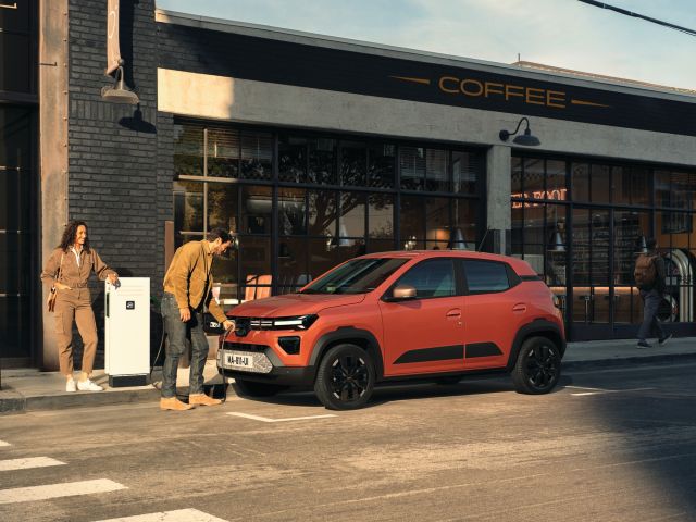 Dacia spendiert den Strom für etwa 25.000 Kilometer - Bild 1