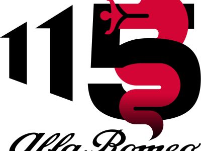 Ein Teil des Markenemblems schlängelt sich um die Fünf