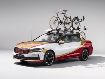 Skoda-Azubis verneigen sich vor den Unternehmensgründern