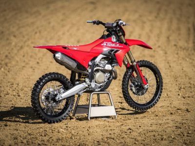 Mit Zubehör wird die Ducati Desmo 450 MX zur Replika