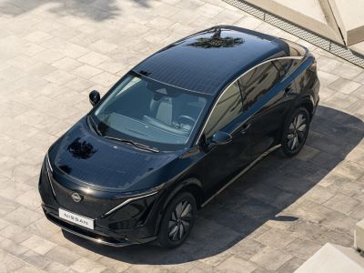 Nissan Ariya fährt (auch) mit Sonnenenergie