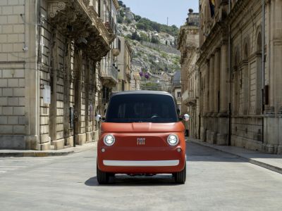 Der Fiat Topolino fährt jetzt auch im kräftigeren Corallo