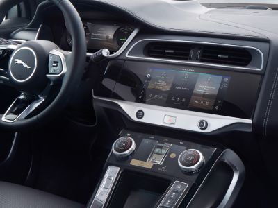 Alexa fährt im Jaguar mit