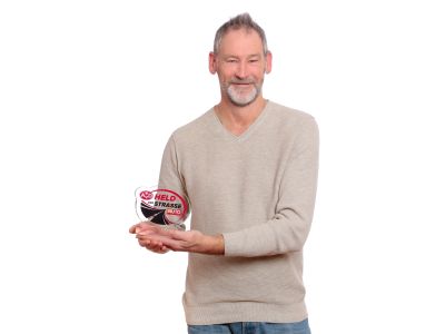 „Held der Straße“ klettert in noch rollendes Fahrzeug 