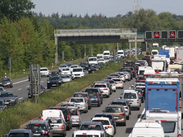 Dichtes Autobahngedränge vor und nach Pfingsten erwartet - Bild 1