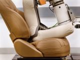 Roboter testen Sitze für Jaguar Land Rover - Bild 3