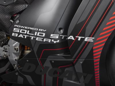 Eine Ducati trägt die erste Feststoffbatterie