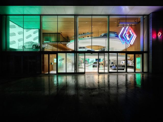 Renault zeigt sich wieder an der Champs-Élysées - Bild 1