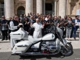 Heiligs Blechle: Papst segnet BMW R 18 für guten Zweck - Bild 3