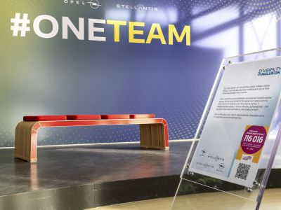Opel setzt mit einer roten Bank ein Zeichen