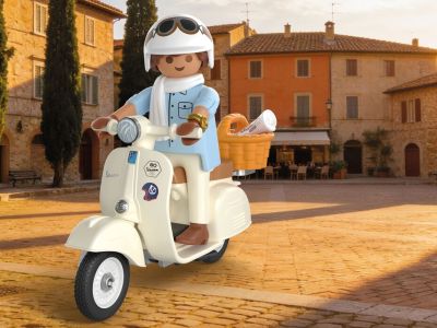Playmobil gratuliert der Vespa