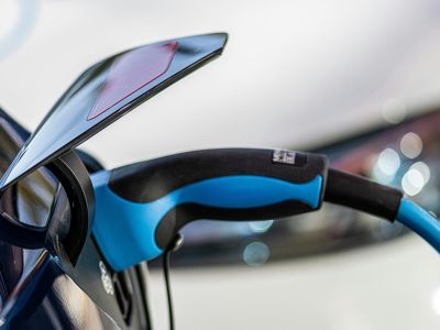 Volle Power für Berlin: Contipark lädt E-Autos mit Sommerrabatt