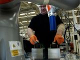 Kobot hilft Ford-Mitarbeiter in der Fertigung - Bild 3