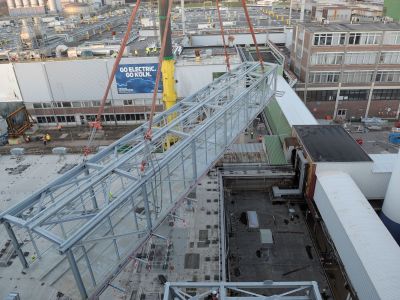 Ford spannt eine Brücke auf dem Werksgelände