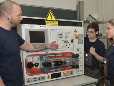 Ford bereitet Auszubildende auf die Fertigung der Zukunft vor