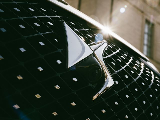 „DS Automobiles“ unter der Pyramide in Stein gemeißelt - Bild 1