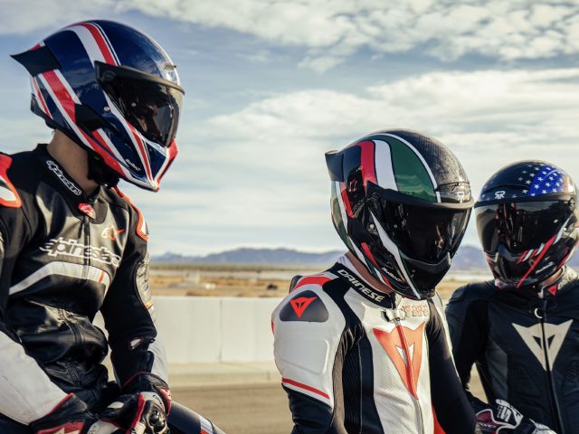 Motorradfahrer zeigen Flagge für die Herkunft - Bild 1