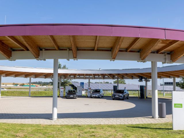 Säulen an Rastanlagen laden häufig nur langsam - Bild 1