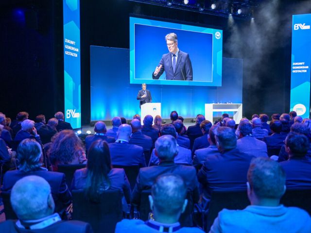 ZDK mahnt Tempo bei E-Auto-Förderung an  - Bild 1