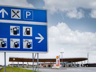 An der Autobahntankstelle kostet der Liter im Schnitt 33 Cent mehr