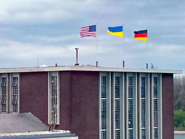 Ford zeigt Flagge für die Ukraine - Bild 1