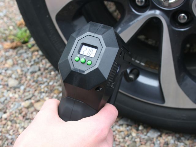 Ausprobiert: Handlicher Kompressor für den richtigen Reifendruck - Bild 1