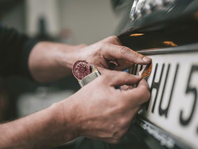 Das Farben- und Zahlenspiel der HU-Plakette