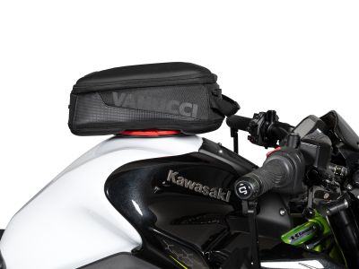 Louis dockt am Tank an