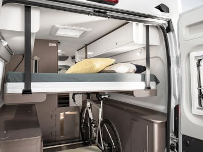 Höhenverstellbares Bett im Heck