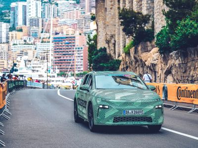 Skoda Elroq im Tarnoutfit bei der Tour de France