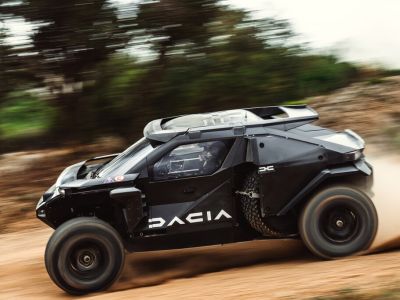 Dacia schlägt ein Fan-Camp auf