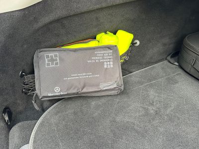 Der Verbandkasten gehört in jedes Auto