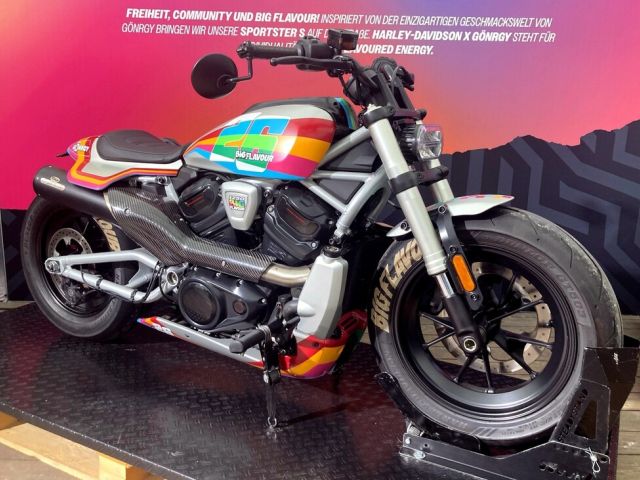 Harley-Davidson schenkt Gönrgy ein Custombike ein - Bild 1